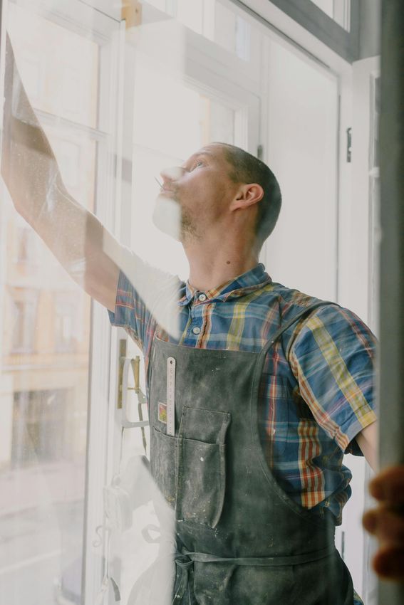 Glaszetter plaatst nieuw glas