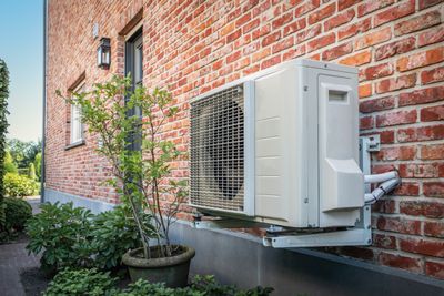 Hybride warmtepomp buiten opgehangen