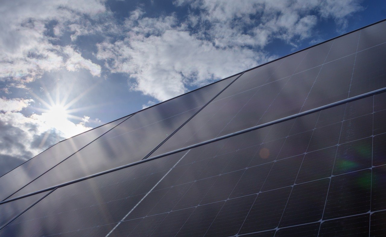 Zonnepanelen oplevering door de zon