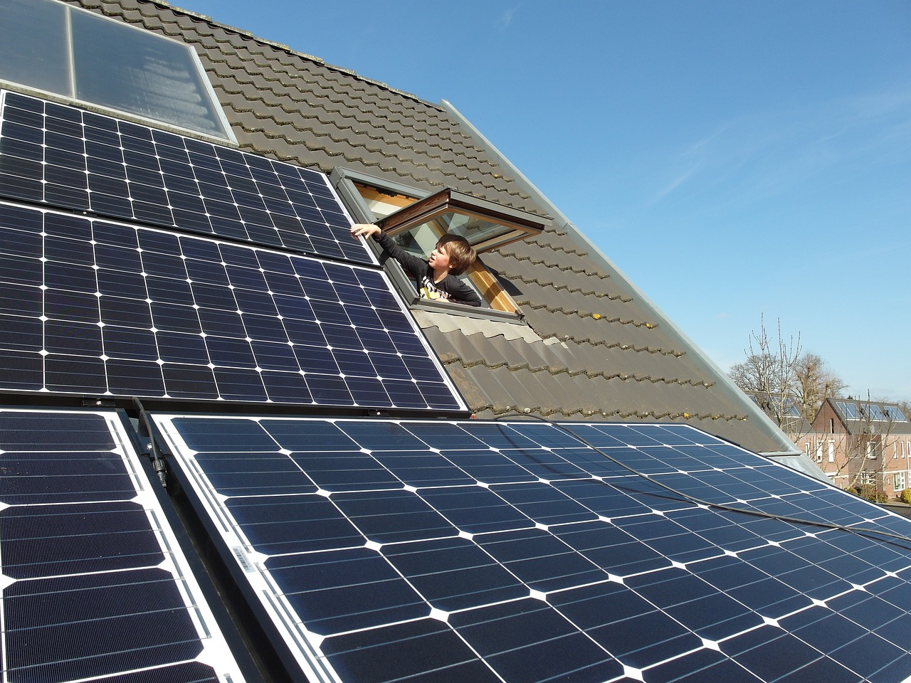 Nederlands jongetje kijkt naar zonnepanelen