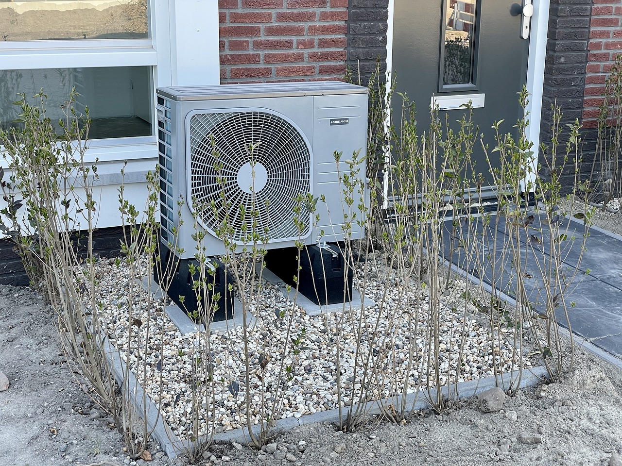 Warmtepomp naast voordeur buiten